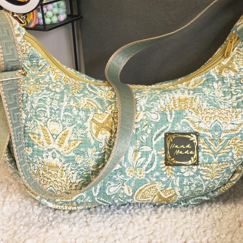 Sac demi-lune tissu indien "blockprint" matelassé,imprimé artisanalement à la main-création artisanale, sac mou bandoulière