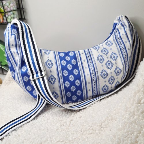 Sac demi-lune, tissu provençal sormiou bleu-création artisanale, sac banane souple bandoulière grande capacité