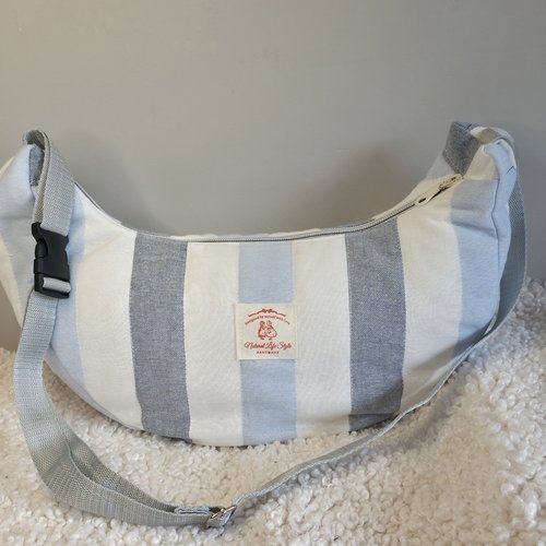 Sac demi-lune matelassé bleu ciel/blanc/gris–création artisanale, sac banane souple bandoulière grande capacité