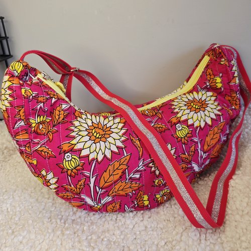Sac demi-lune tissu indien "blockprint" matelassé rouge framboise, création artisanale, sac souple bandoulière