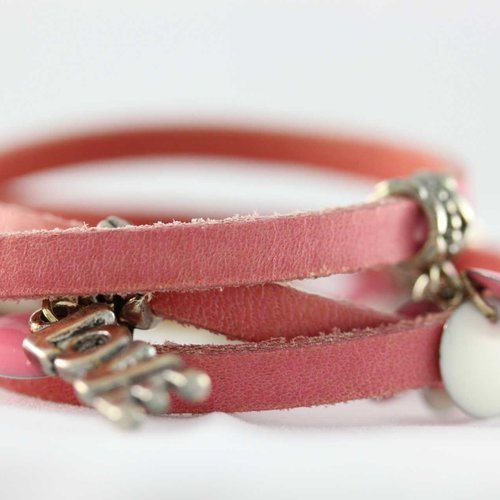 Bracelet multi rang, lanière cuir rose, breloques métal argenté"love", palets émaillés, fermoir aimanté couleur or, modèle unique