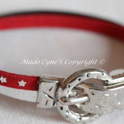 Bracelet cuir argent, suédine rouge clouté étoile argenté, fermoir magnétique forme boucle de ceinture, modèle unique