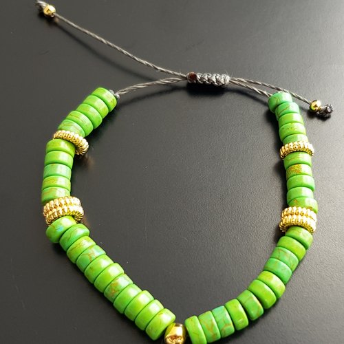 Bracelet  perles heishi imitation howlite teintées vert, perles doré