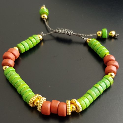 Bracelet  perles heishi imitation howlite teintées vert, heishi céramique terracotta, perles doré