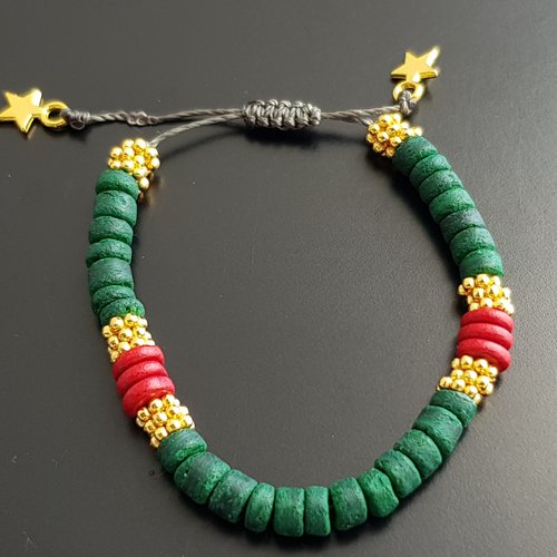 Bracelet  rondelles  heishi bois de coco vert, rondelle heishi rouge, perles doré.