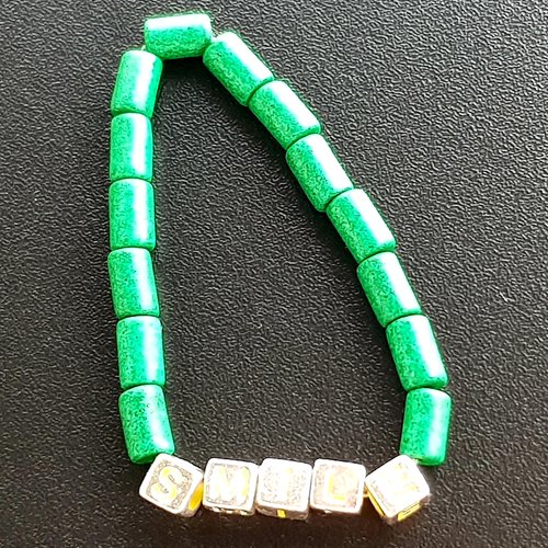 Bracelet smile, perles  tubes style heishi, vert sapin
