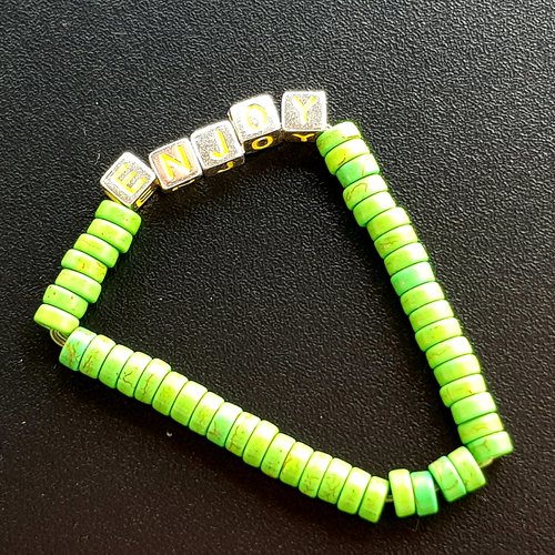 Bracelet message,  perles heishi imitation howlite teintées vert