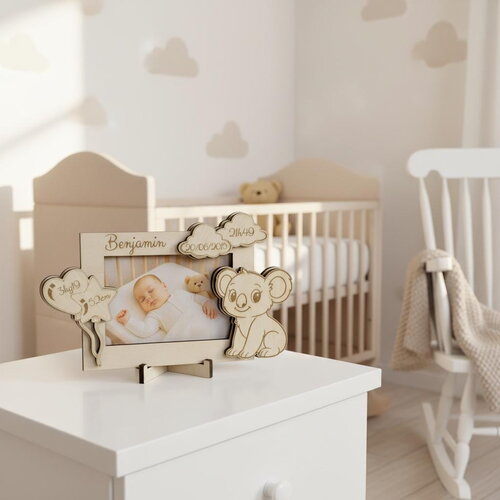 Cadre photo de naissance personnalisé en bois – décor petit koala pour enfant