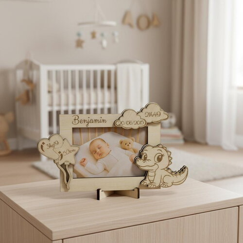 Cadre photo de naissance personnalisé en bois – décor petit crocodile