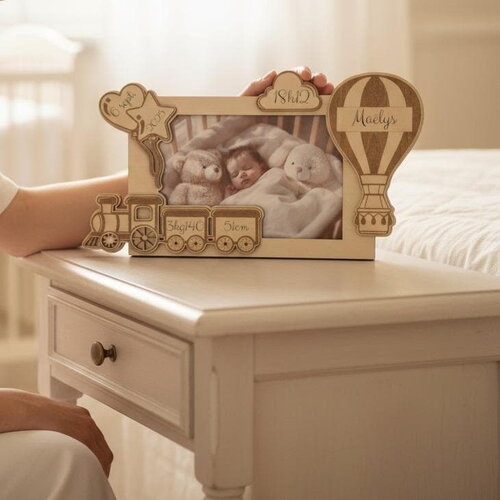 Cadre photo personnalisé en bois – décor train et montgolfière