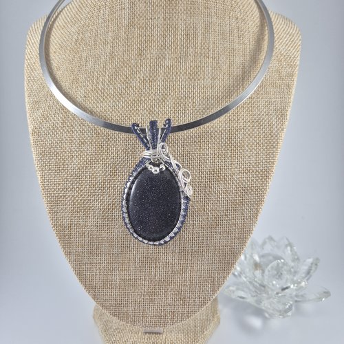 Pendentif wire wrapping pierre de soleil bleu