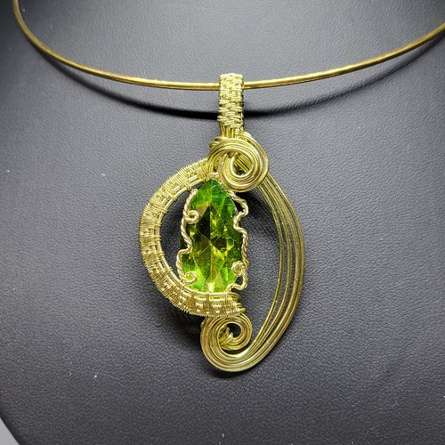 Pendentif wire wrapping doré et pierre verte