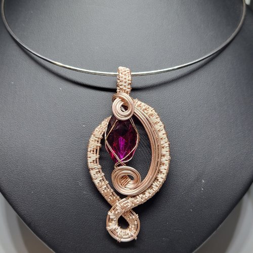 Pendentif wire wrapping rose gold et pierre de verre fushia