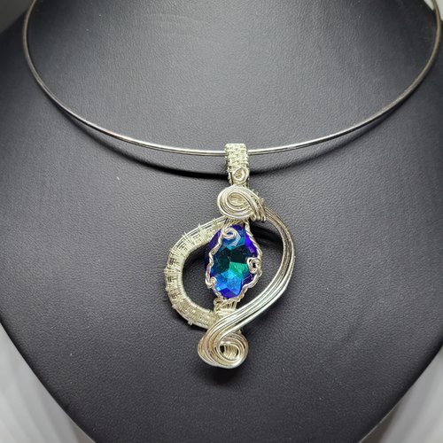 Pendentif wire wrapping avec une pierre de verre bleu violette