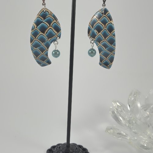Boucles d'oreilles en pate polymère en forme d'écailles bleu et marron