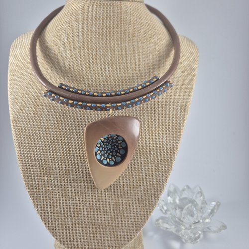 Collier en pate polymere dans les tons marrons et bleus