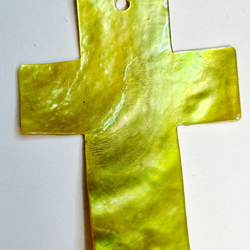 Croix en nacre, pendentif  ,cross , mother of pearl, jaune