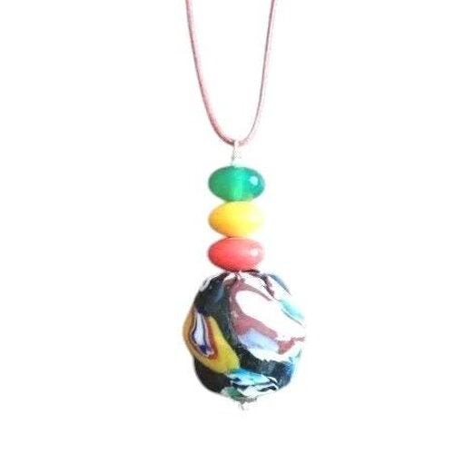 Pendentif  aux couleurs reggae en pâte de verre fait main 50 mm x 23 mm