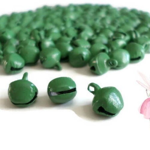 Lot de 10 grelots / clochettes breloques pendentifs en métal vert sapin 8 x 10 mm