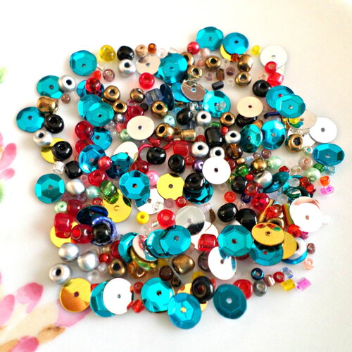 10 gr de mélange sequins paillettes et perles pour customisation