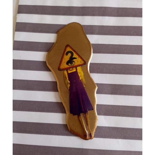 Magnet résine "mademoiselle point d’interrogation"