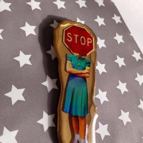 Magnet "stop" – collage vintage en résine, femme à panneau