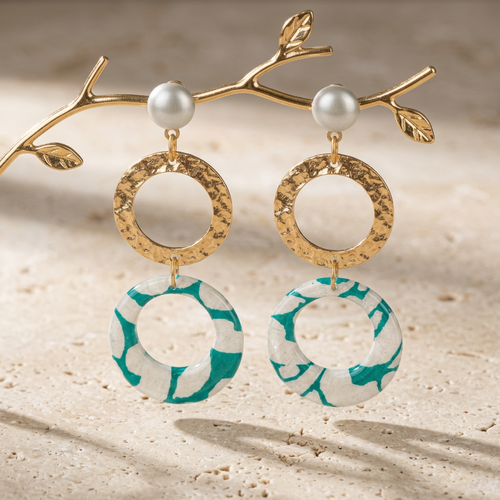 Boucles d'oreilles doubles cercles nāca — vert émeraude & blanc