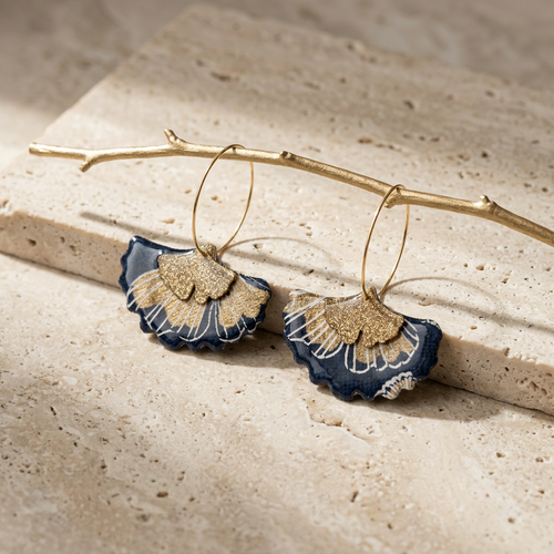 Boucles d'oreilles créoles gingko fait main — papier indien bleu nuit & or