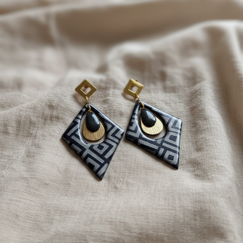Boucles d'oreilles trikōṇa
