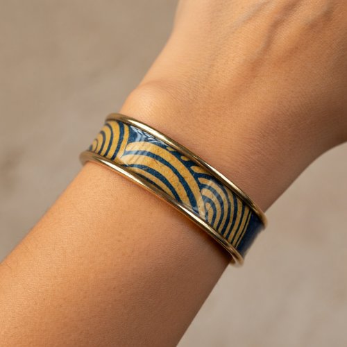 Manchette artisanale papier népalais bleu profond & caramel — laiton doré — finition glossy — pièce unique fait main