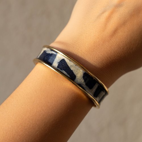 Manchette artisanale papier népalais bleu azur & beige sable — laiton doré — finition glossy — pièce unique fait main