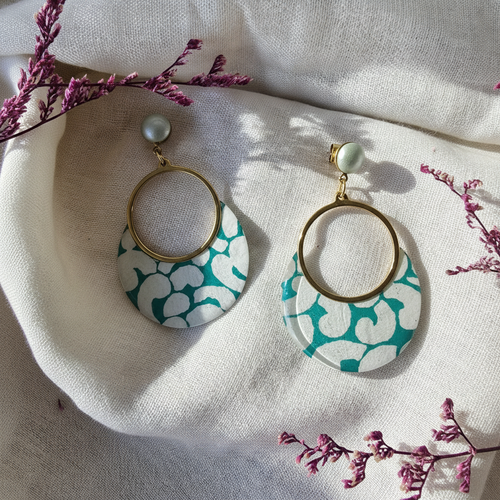 Boucles sūrya | vert céladon & blanc | papier népalais & perles nacrées | fait main france