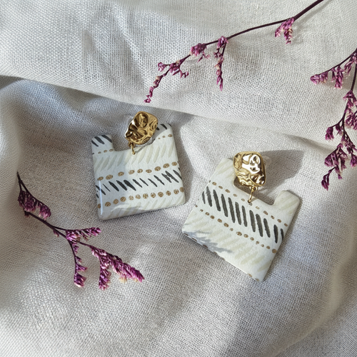 Boucles ṭā'ila | écru & or | papier artisanal & clous carrés martelés | fait main france