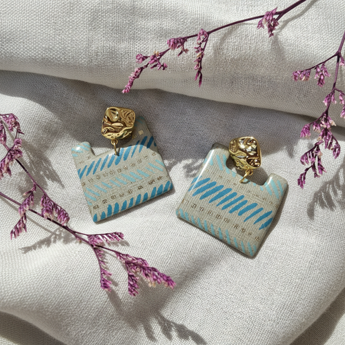 Boucles ṭā'ila | bleu azur & or | papier artisanal & clous carrés martelés | fait main france