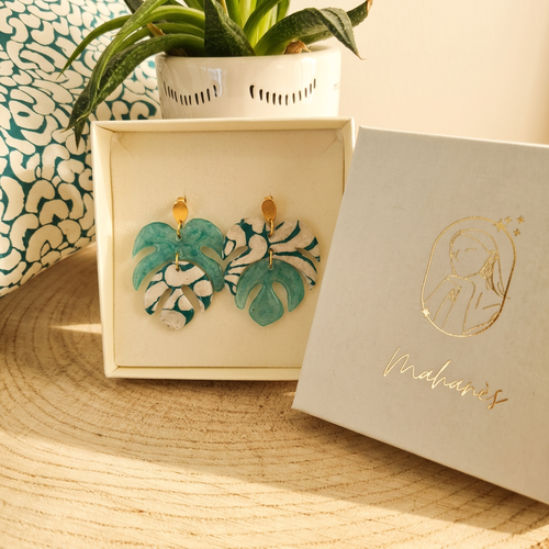 Boucles d'oreilles bohèmes — papier lokta résiné vert et blanc