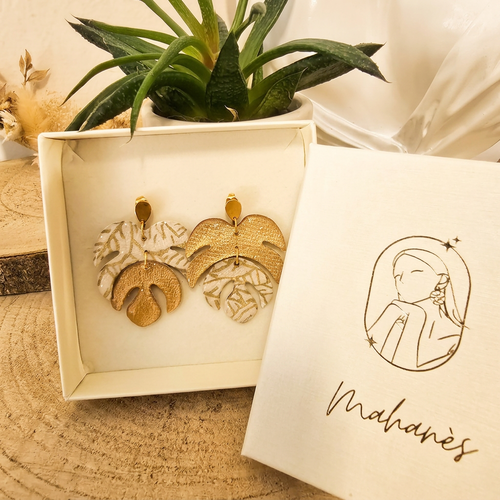 Boucles d'oreilles botaniques monstera — papier lokta doré & fond beige