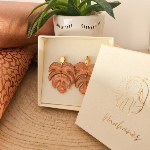 Boucles d'oreilles botaniques monstera — rose poudré & cuivre irisé