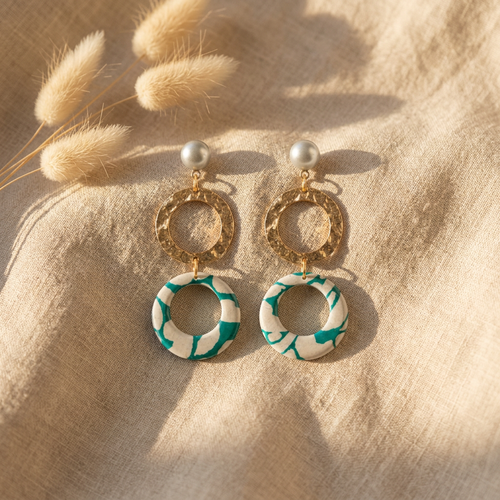 Boucles d'oreilles doubles cercles nāca — vert émeraude & blanc