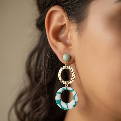 Boucles d'oreilles doubles cercles nāca — vert émeraude & blanc