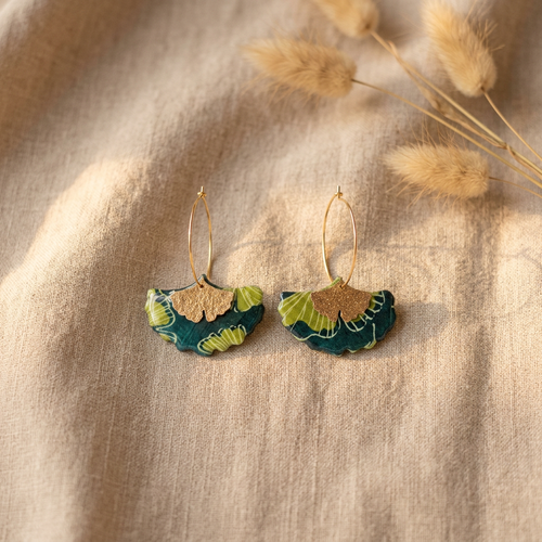Boucles d'oreilles créoles gingko fait main — papier indien vert forêt & anis