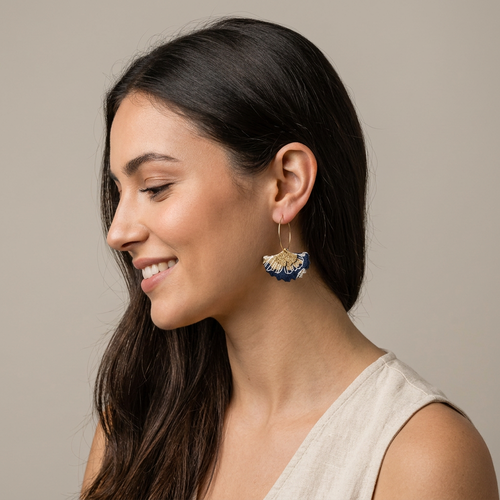 Boucles d'oreilles créoles gingko fait main — papier indien bleu nuit & or