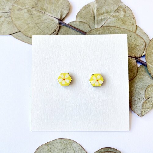 Puces d'oreilles hexagones jaune àmotifs de marguerites blanches