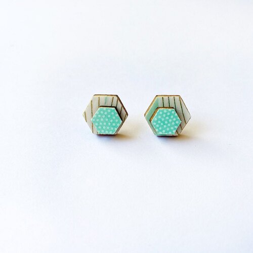 Puces d'oreilles hexagones en bois et papiers origami vert menthe et blanc