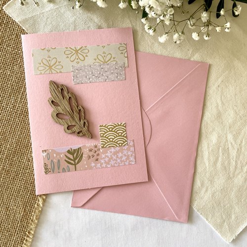Carte postale nature feuille de bois et papiers origami tons roses et dorés