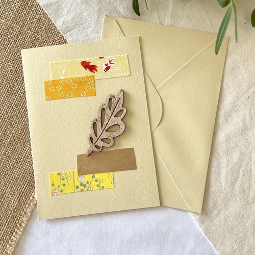 Carte postale nature motif feuille de bois et papiers origami tons jaunes et dorés
