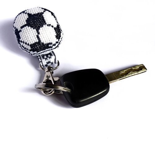 Porte-clés ballon de foot, confectionné à la main. 