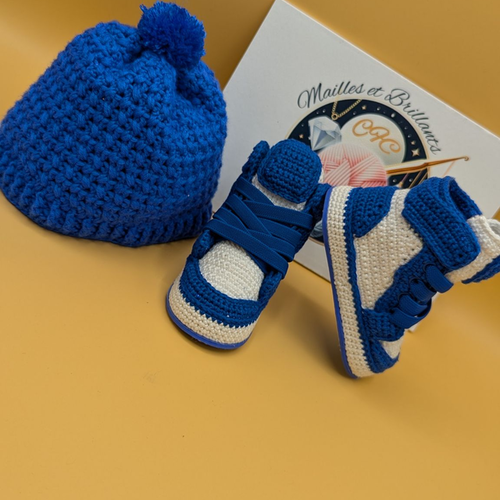 Basket mid blanc et bleu bébé + bonnet