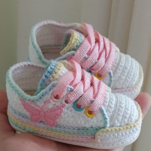 Baskets bébé crochetées arc-en-ciel, +40 couleurs, tailles 0-12 mois, personnalisables dtf, vinyle ou textile.