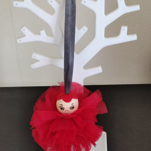 Porte clé poupée rouge