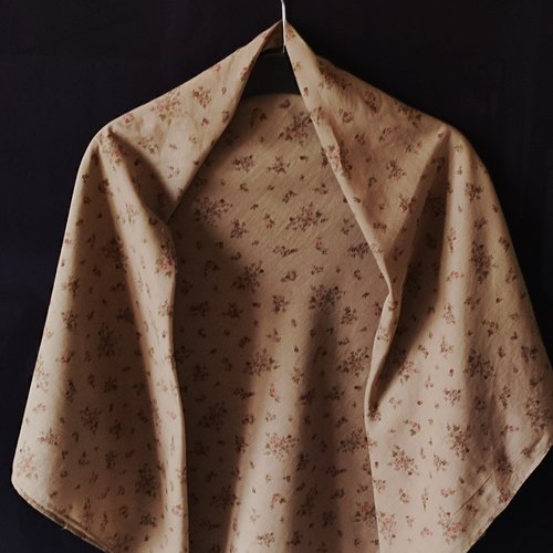 Foulard  brun clair et motifs fleurs